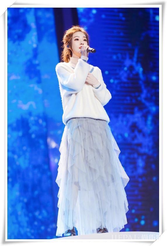 冯提莫穿平底鞋秀出大长腿