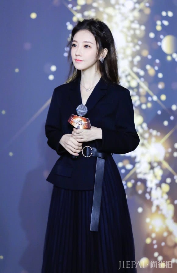 冯提莫身高不够鞋子来凑,却还是矮了一截!