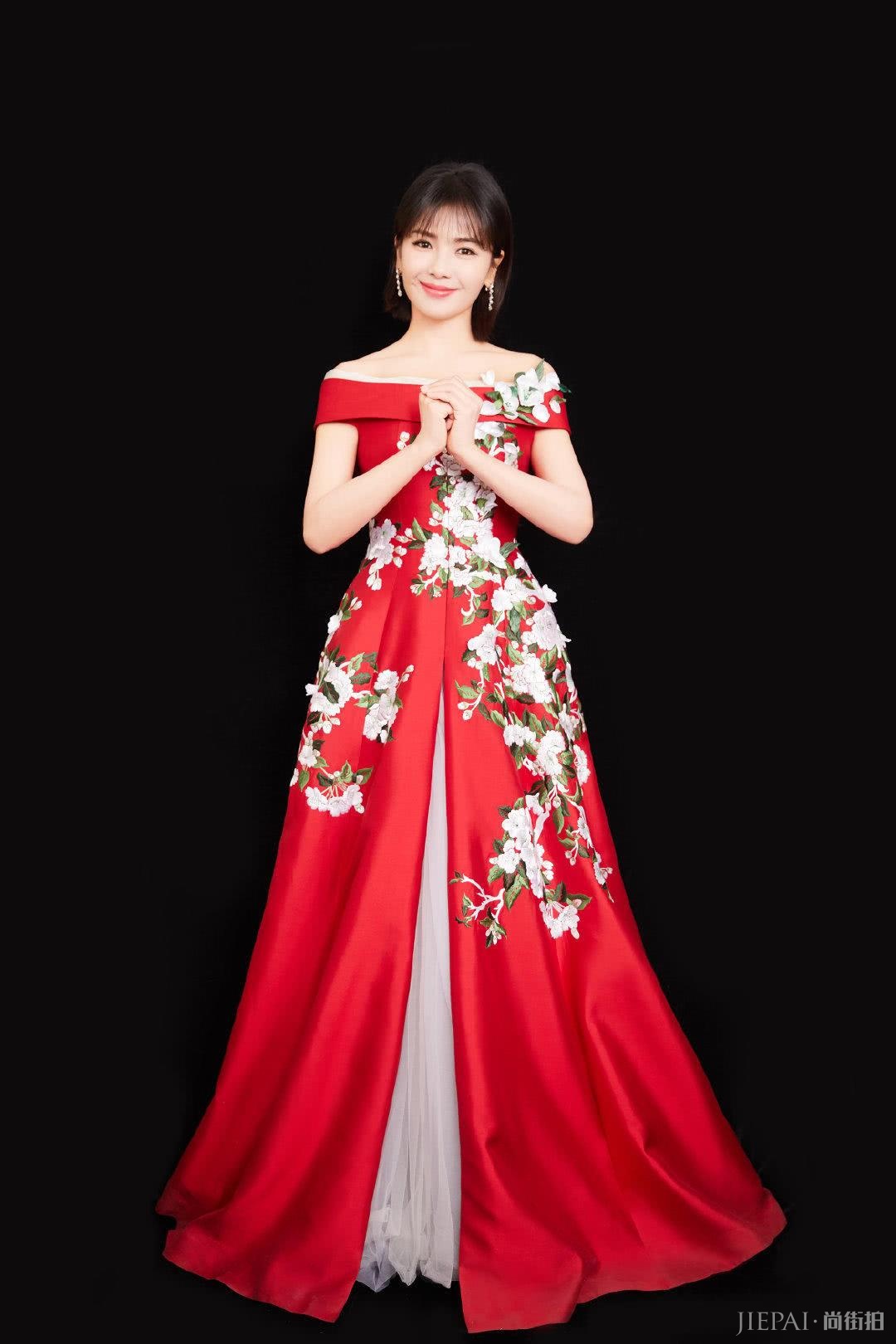 刘涛剪短发太美了，穿星空裙风采不减当年