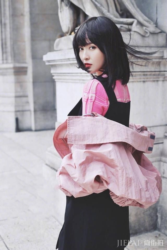 唐嫣齐刘海配粉裙,装嫩到底!