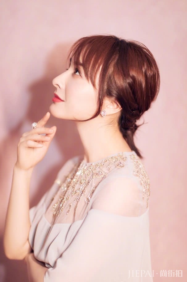 吴昕“蘑菇腰”意外火了，佩服！