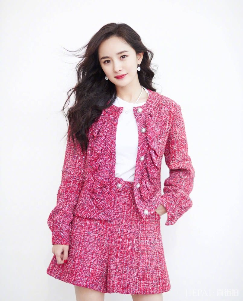 杨幂烫了卷发,气质瞬间变惊艳,穿红色衣服美如少女