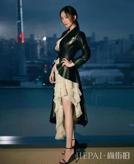 杨幂女神私服穿搭都高级，写真更是盛世美艳