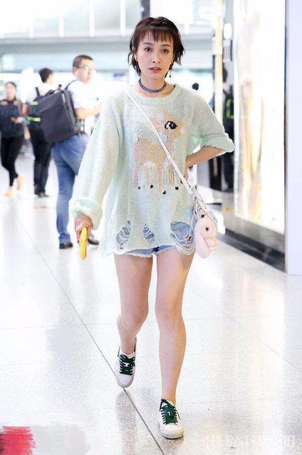 吴昕穿新年红的裙子,挥舞红纱一转身太惊艳了!