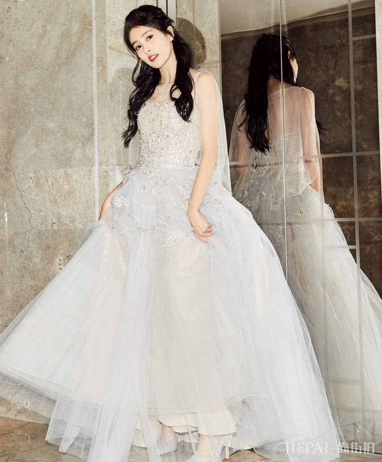 白鹿集千万宠爱的S级美貌！将晚礼服穿出了婚纱的气质！