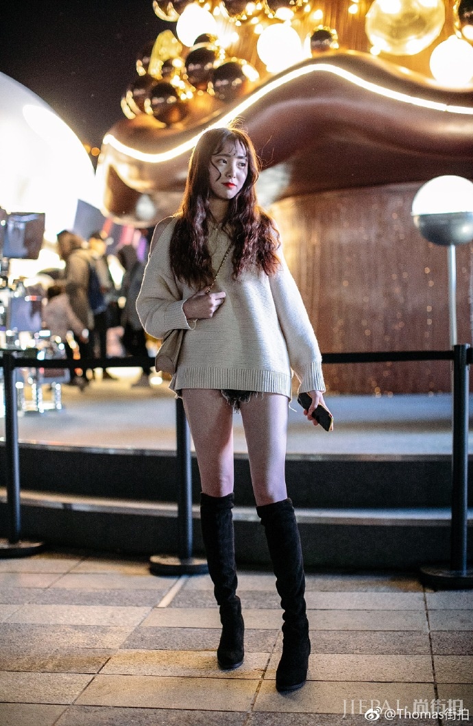 国内街拍 冬季街头小姐姐不畏寒冷秀长腿