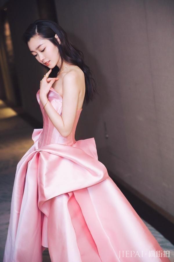 女星同穿粉色礼裙，赵丽颖气质完胜baby
