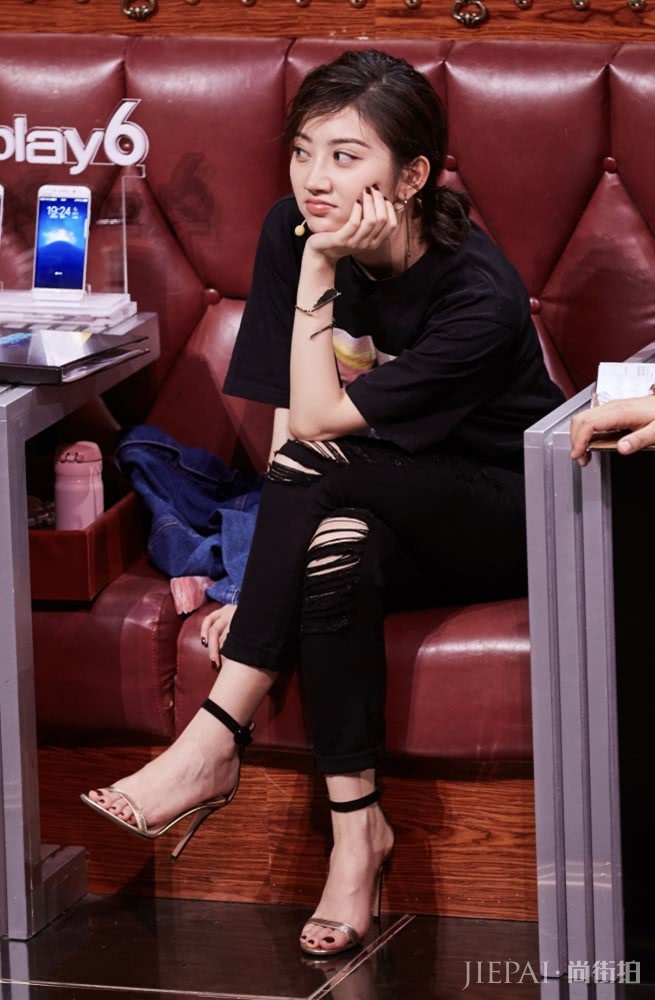 景甜乞丐裤搭配“火柴棍”鞋刚好!