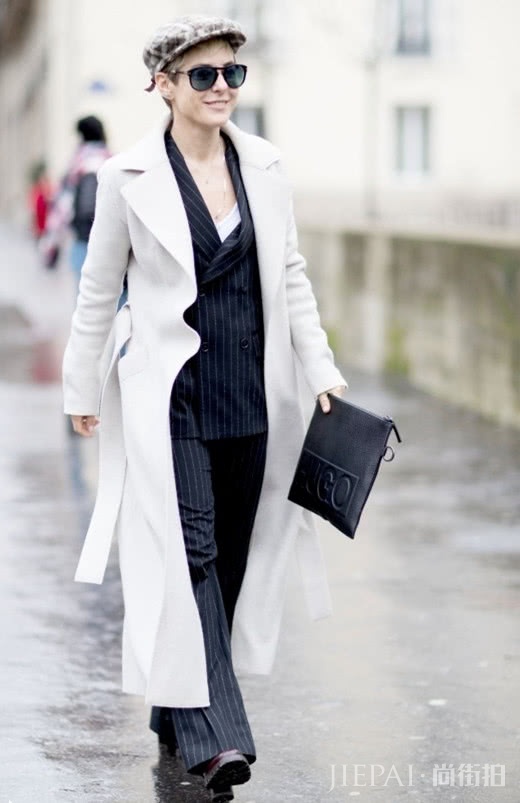 冬天怎么穿衣打扮才优雅?你需要一件白色的大衣,显白又减龄