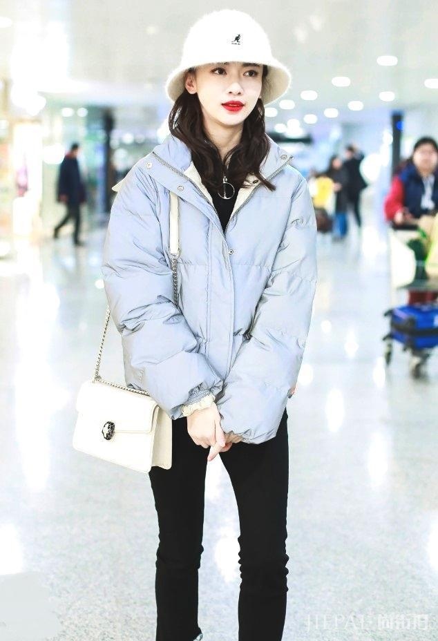 吴谨言又穿粉色走机场，至少减龄10岁