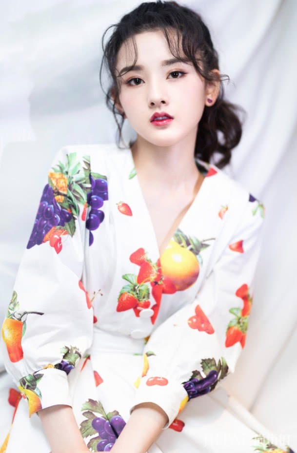 宋祖儿甜系少女的妆容,“水果裙”抢镜!