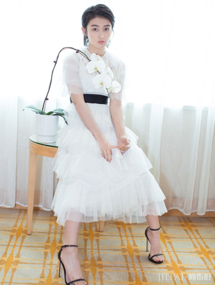 张子枫一身休闲装的穿搭风格!