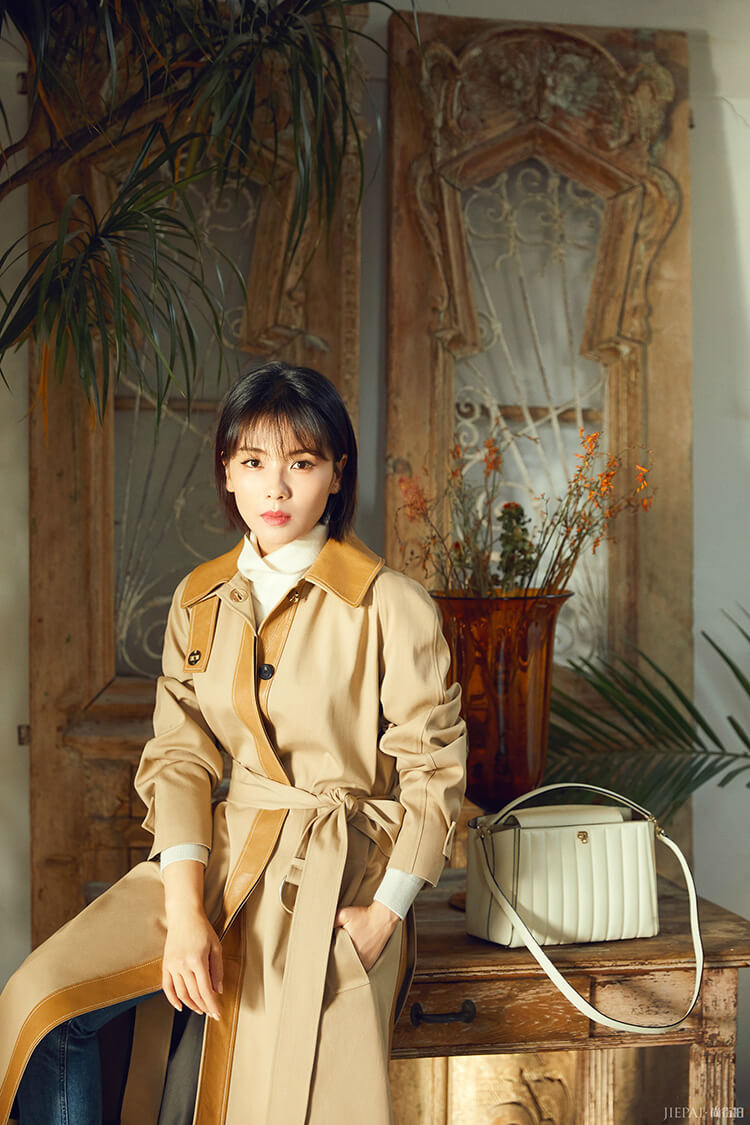 刘涛驼色风衣气场全开,短发嫩回21岁