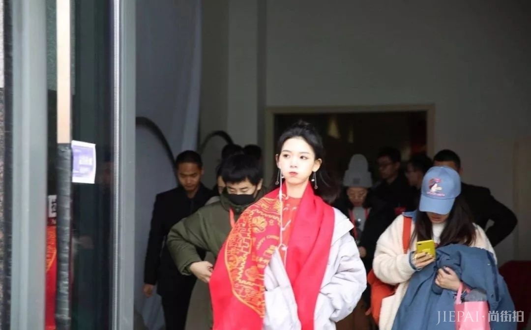 陈瑶的天鹅颈美到让人羡慕！