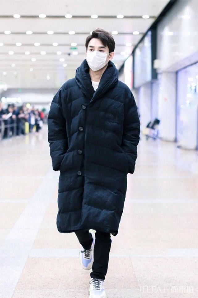 陈楚生穿羽绒服现身,袖口一抹红色增添新年气氛!