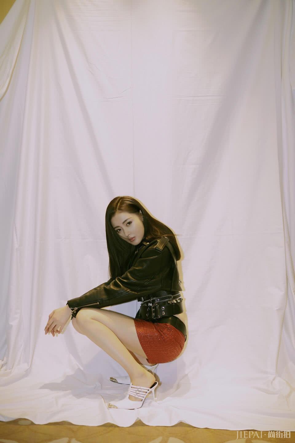 张天爱大冬天穿短裙秀腿!