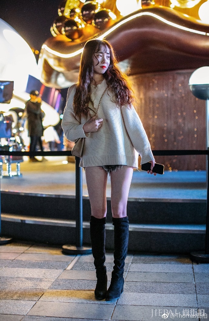 国内街拍 冬季街头小姐姐不畏寒冷秀长腿