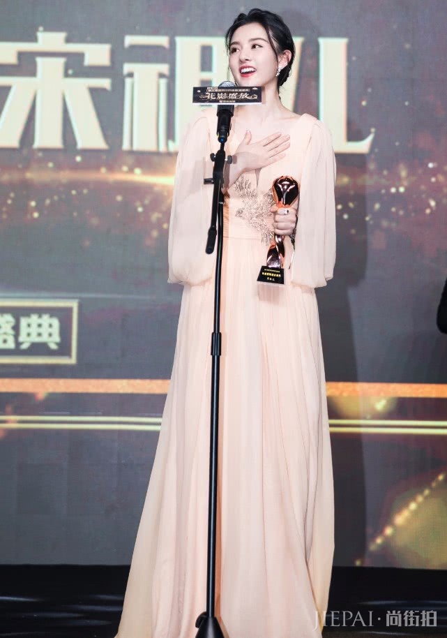 宋祖儿的“漏斗领”可不一样，轻松衬出“鸡腿胸”！