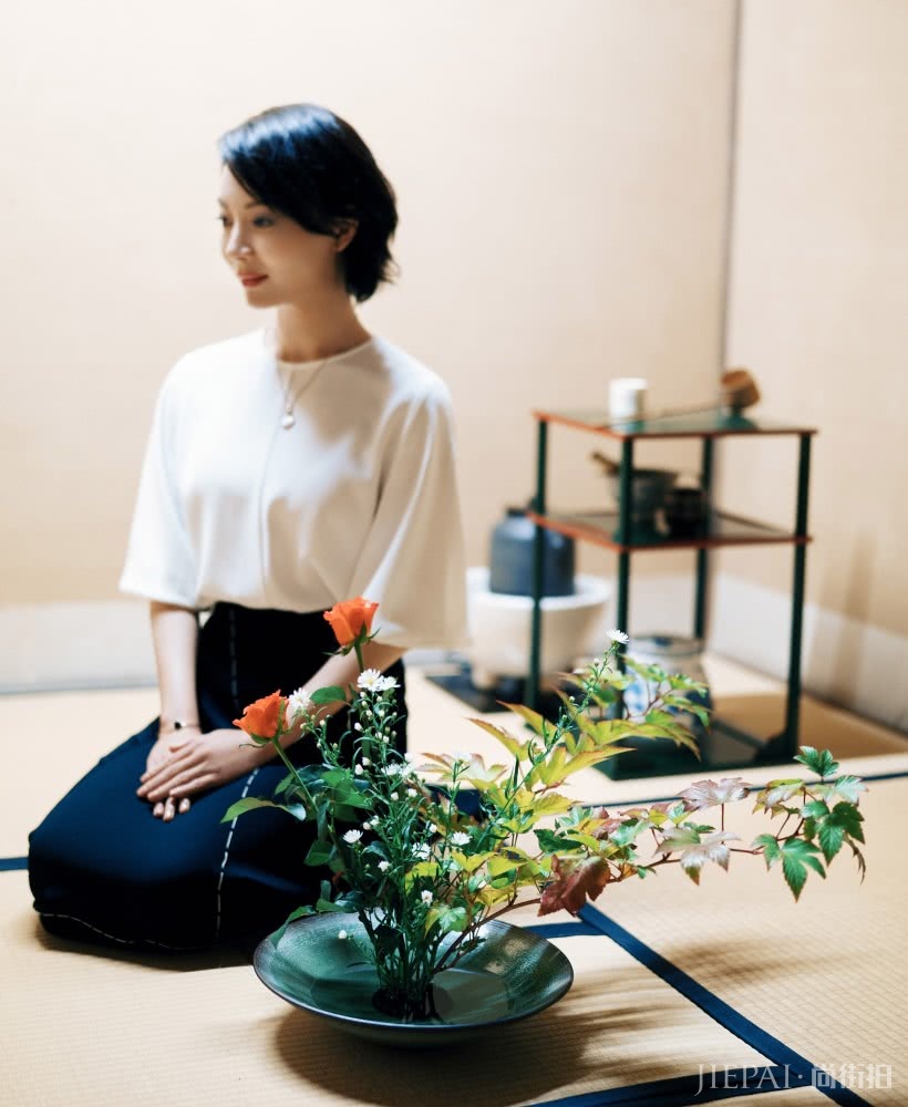 陈数雪纺上衣搭配半身裙简约优雅,气质真好!