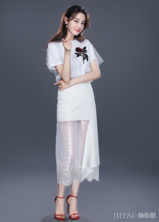 迪丽热巴美成这样能不抢风头吗？为了秀腿撕开“糖果裙”!