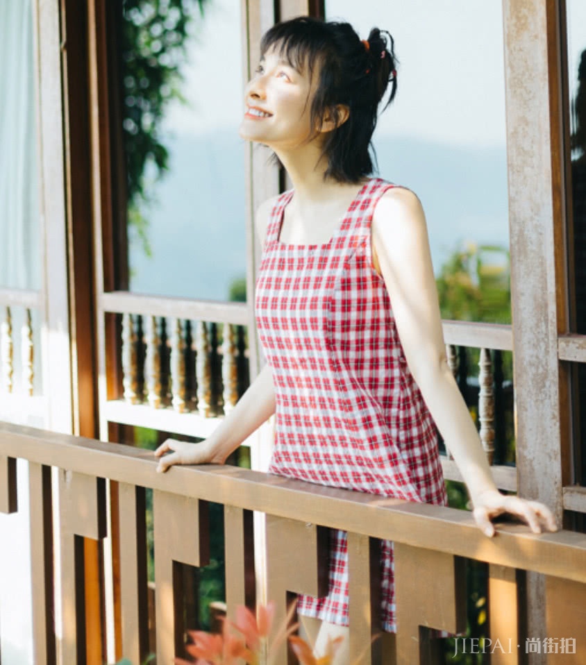 吴昕穿一块“桌布”就完成了蜕变,还穿出货真价实的“泥鳅腿”!