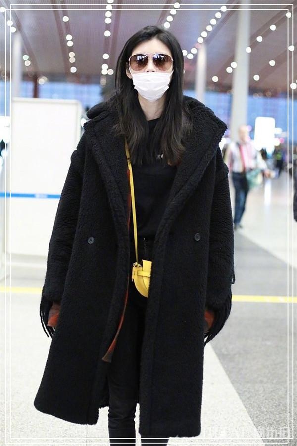 奚梦瑶穿流苏大衣，风格保守何止一点，何猷君真会管教