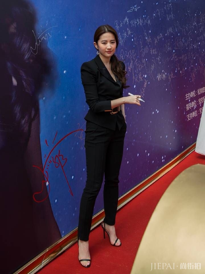 刘亦菲放飞自我？紧身套装，暴露霸屏长腿！