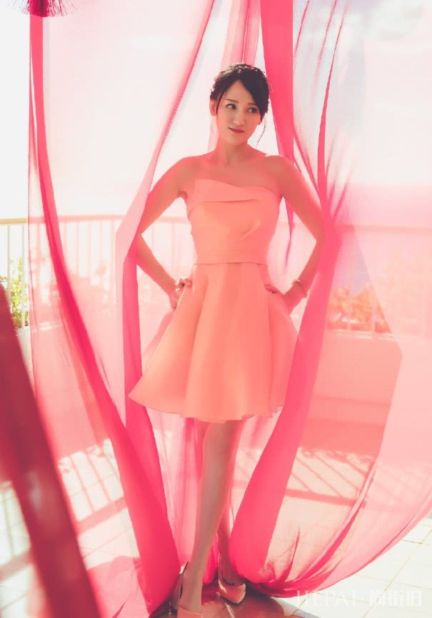 陈乔恩粉裙美回颜值巅峰，气质MAX