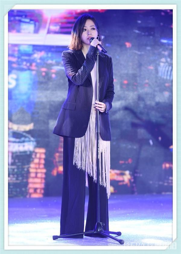 张靓颖“挂面裙”配“水桶裤”也敢穿!网友:脚呢?