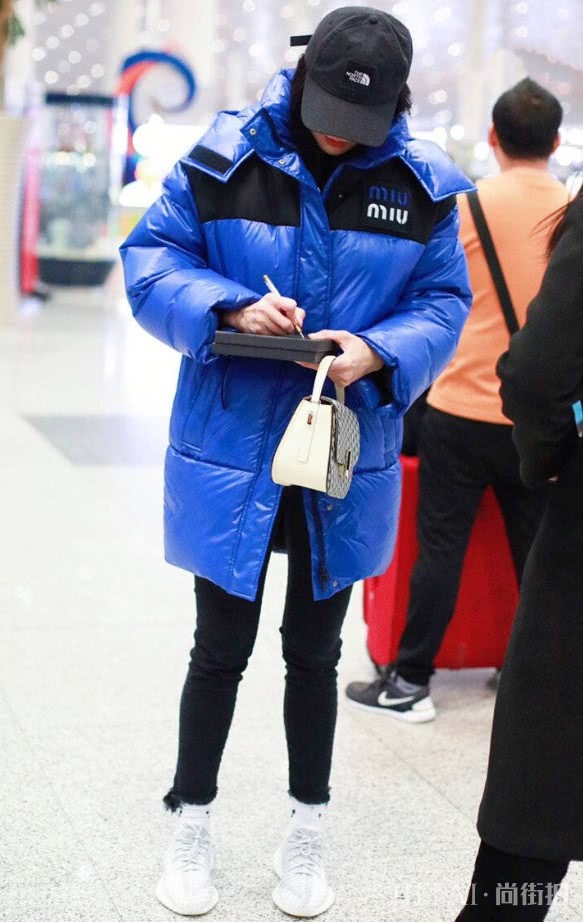 宋佳连鞋底都被压得跟“纸片”似的！这是胖了？