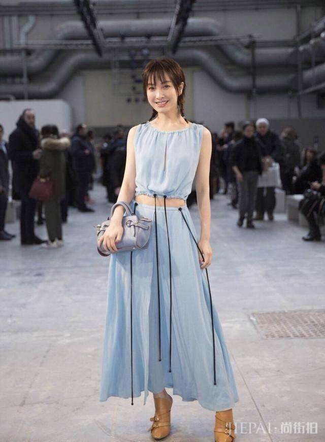 吴昕穿新年红的裙子,挥舞红纱一转身太惊艳了!