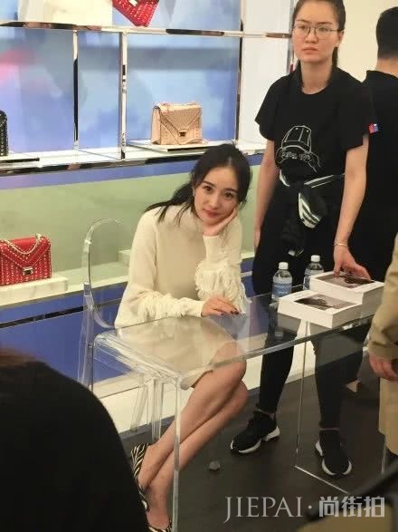 杨幂女神私服穿搭都高级，写真更是盛世美艳