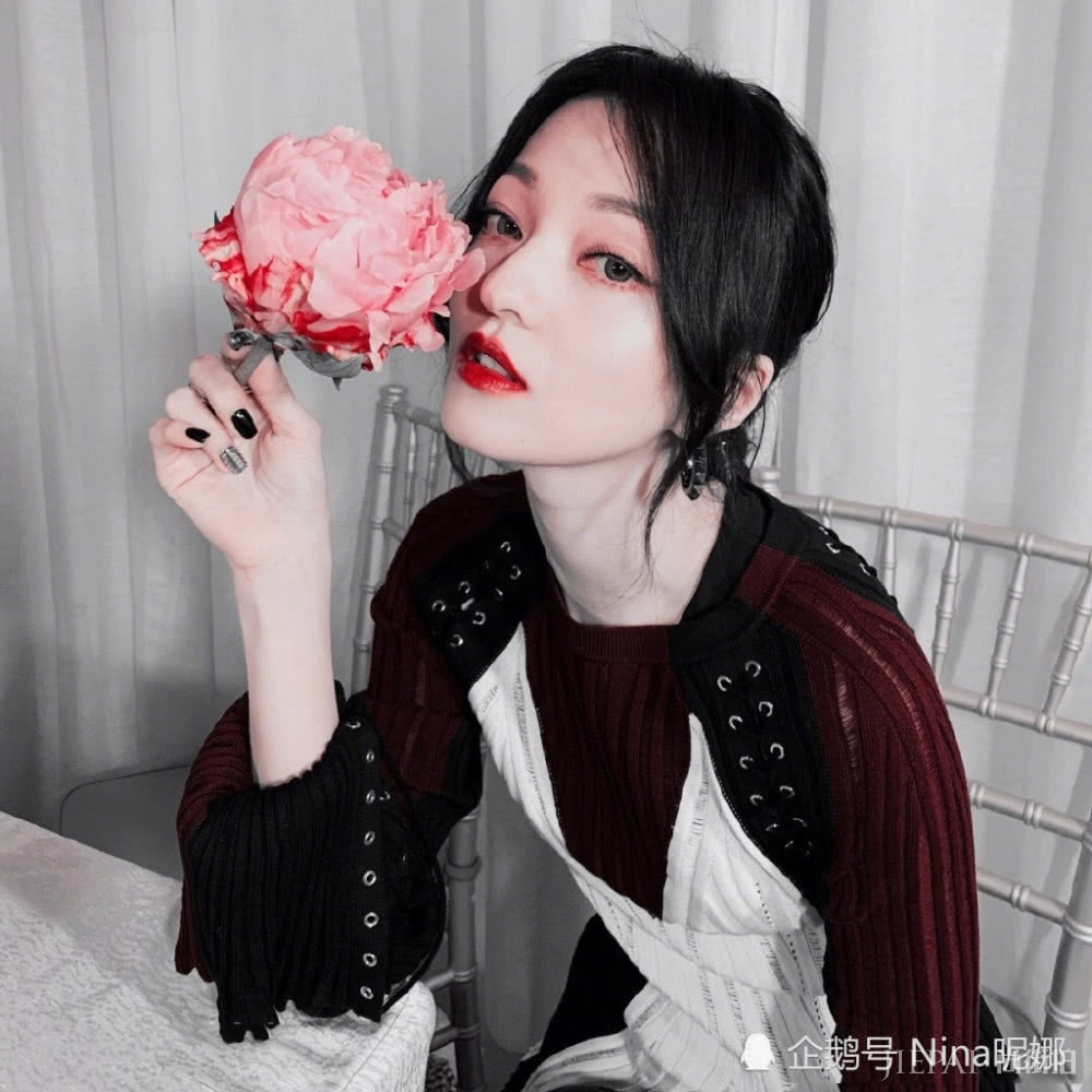 张韶涵晚会变大熊猫,穿4件衣服3条裤子一样可爱苗条