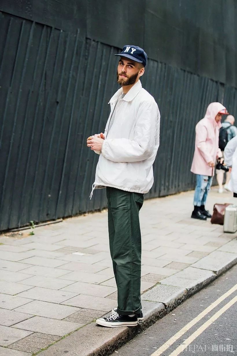 男生秋冬搭配，一定要带点"绿”