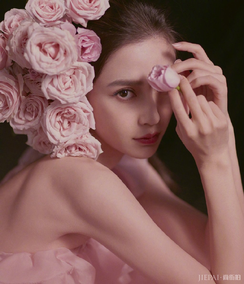 Angelababy穿网格套装披“吸管”外套，新造型新突破！