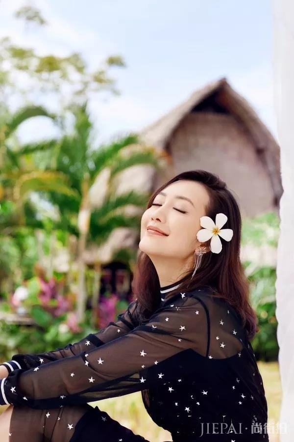 王鸥海旅拍大片慵懒怡人，体态自然美又高级了