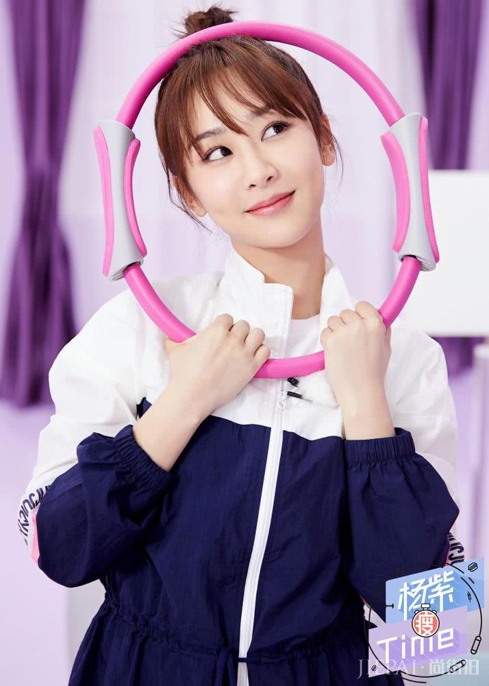 杨紫扎丸子穿运动衣也能可爱俏皮似少女