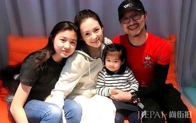 章子怡充满母性光辉,汪峰好福气啊!一家四口十分温馨!