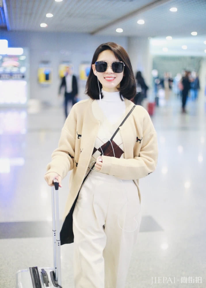 陈瑶留短发真是太好看!背带裤+毛衣穿搭出了新的时尚感!