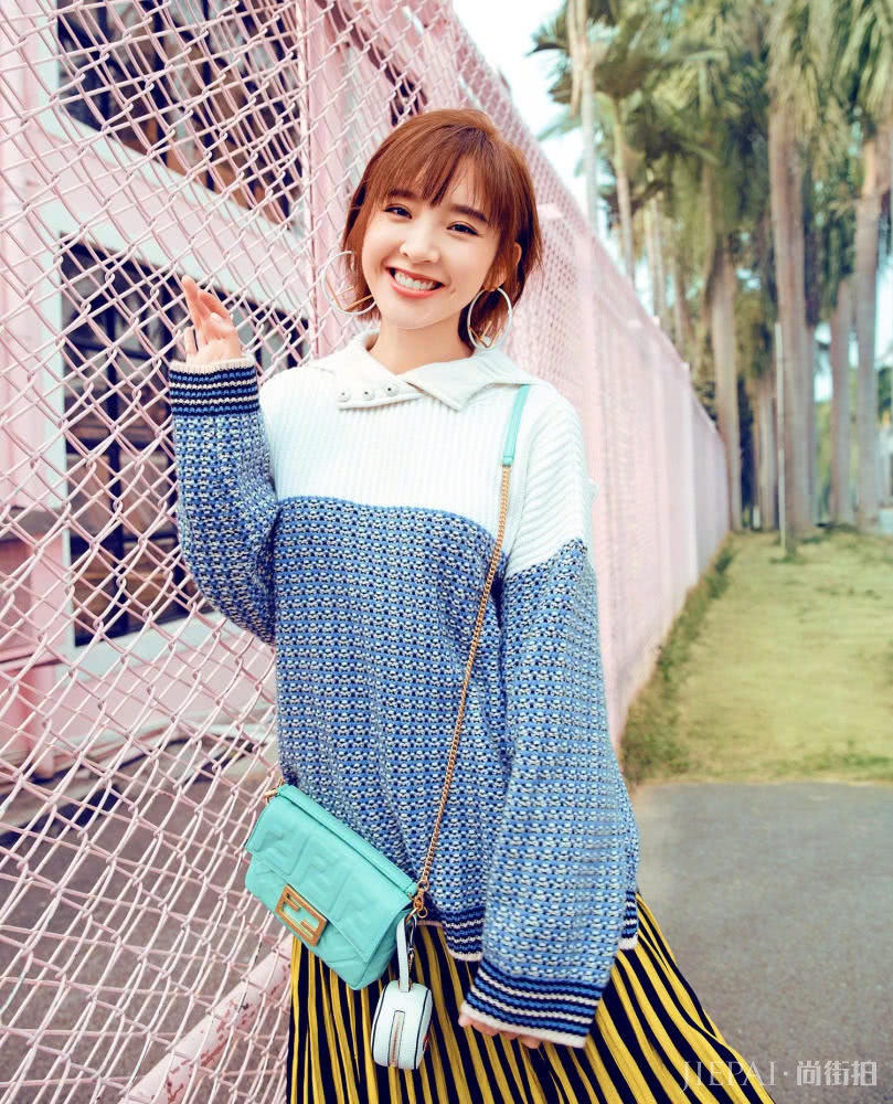 唐艺昕毛衣配裙子甜美有活力,过年内搭可以这么穿!