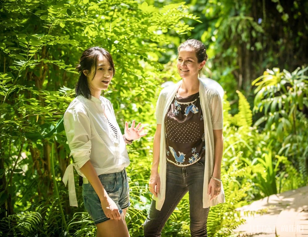 朱丹穿白衬衣剪了齐肩短发,气质清新令人惊艳