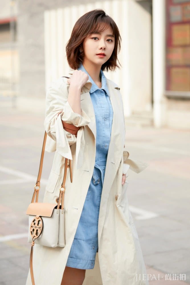 谭松韵的穿衣不仅只有少女感，换上衬衫配格纹开叉长裙后秒变知性女神
