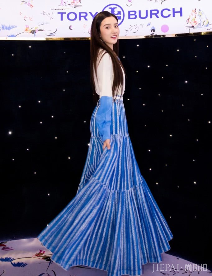 宋祖儿的“漏斗领”可不一样，轻松衬出“鸡腿胸”！