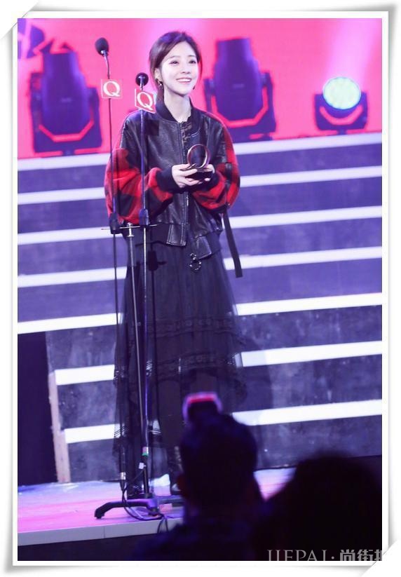 冯提莫穿平底鞋秀出大长腿