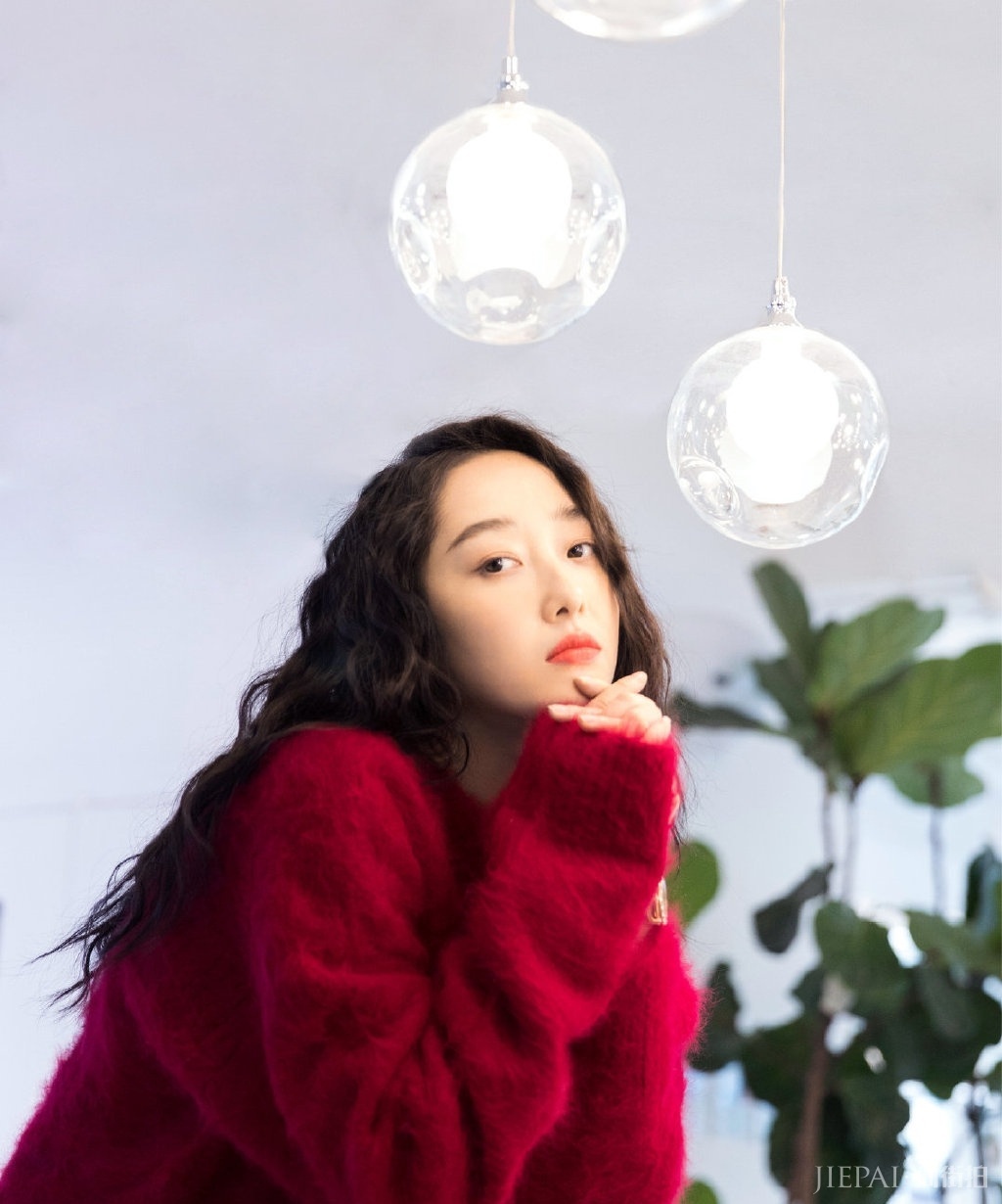 迪丽热巴蒋梦婕羊毛卷,红色穿搭超显白!