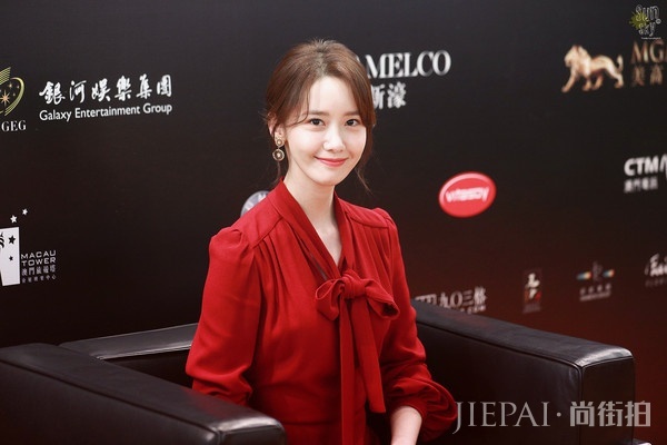 迪丽热巴蒋梦婕羊毛卷,红色穿搭超显白!