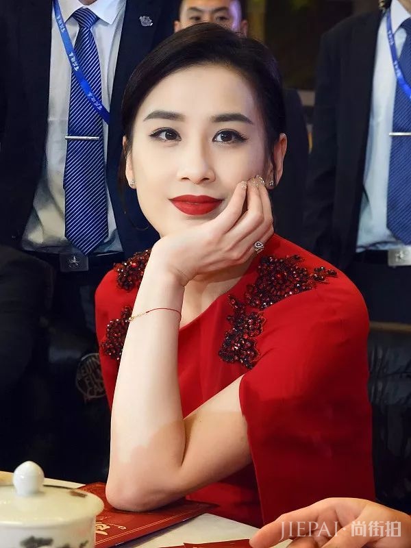 黄圣依穿着大红裙+披肩宛如仙女，艳压群芳成焦点