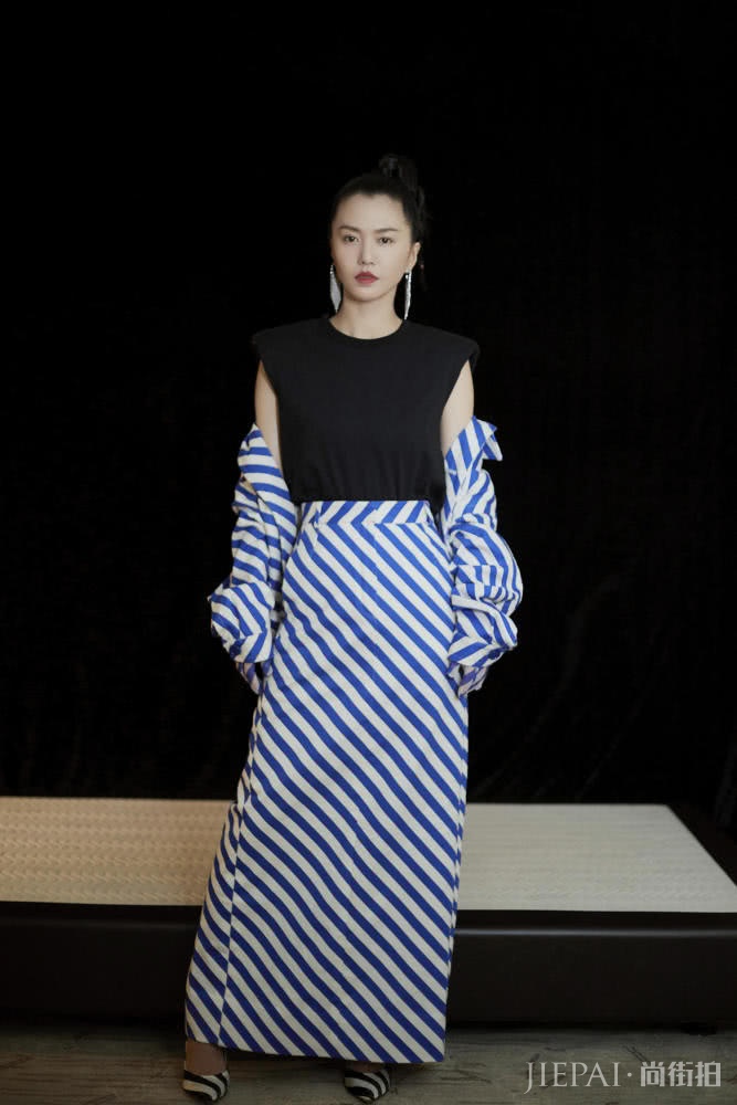 谭维维穿个性长裙尽显高级感，一般人不敢这样穿