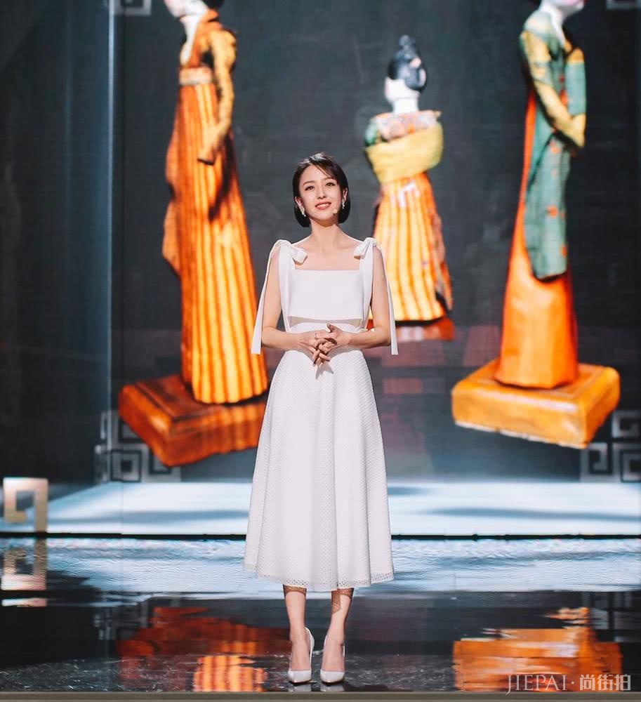 《国家宝藏》中佟丽娅穿襦裙温婉典雅极了，真漂亮