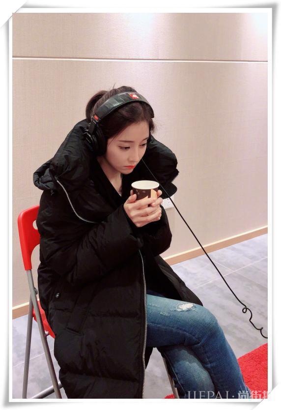 冯提莫穿平底鞋秀出大长腿